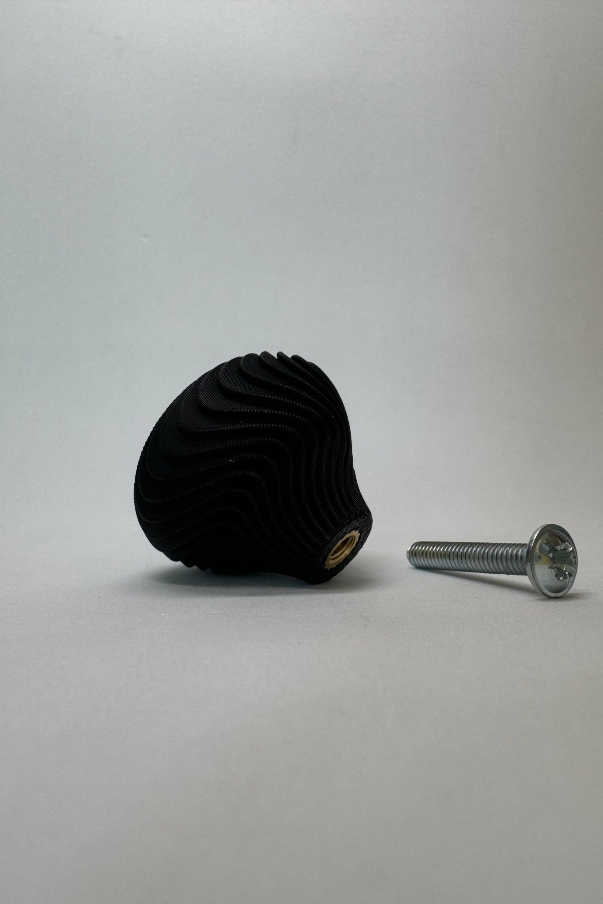 Siyah İnci Modern Dolap Kulpu – Minimalist ve Modern Tasarım Mobilya Kulpu