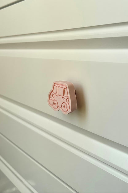 Pembe Araba Dolap Kulpu - Çocuk, Mutfak ve Banyo Dolapları İçin Modern ve Şık Tasarım