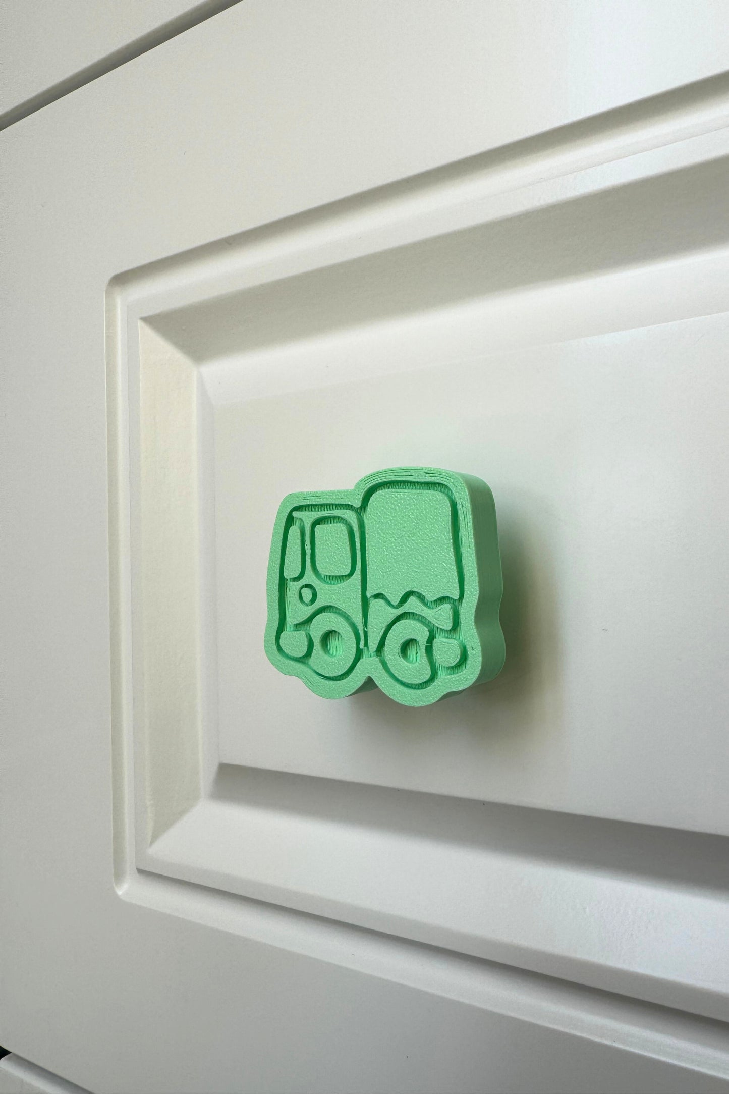 Yeşil Kamyon Dolap Kulpu - Çocuk Odalarına, Mutfak ve Banyo Dolaplarına Şık ve Dayanıklı Kulp