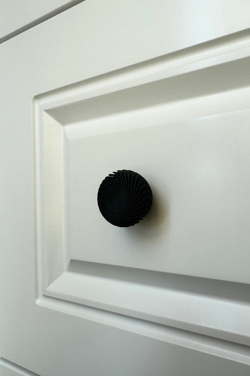 Siyah İnci Asil Dokunuş Kulpu – Minimalist ve Modern Tasarım Mobilya Kulpu