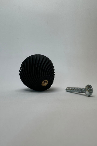 Siyah İnci Asil Dokunuş Kulpu – Minimalist ve Modern Tasarım Mobilya Kulpu