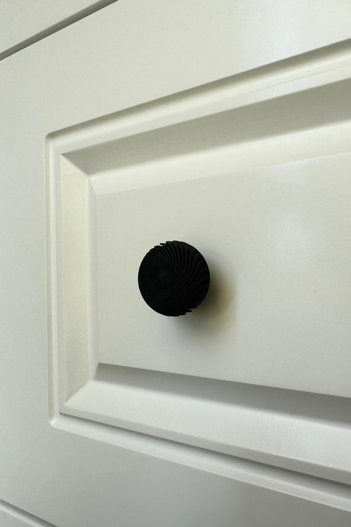 Siyah İnci Zarif Dolap Kulpu – Minimalist ve Modern Tasarım Mobilya Kulpu