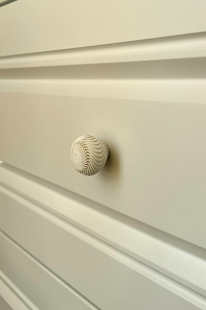Beyaz İnci Şık Dolap Kulpu – Zarif ve Modern Tasarım Mobilya Kulpu