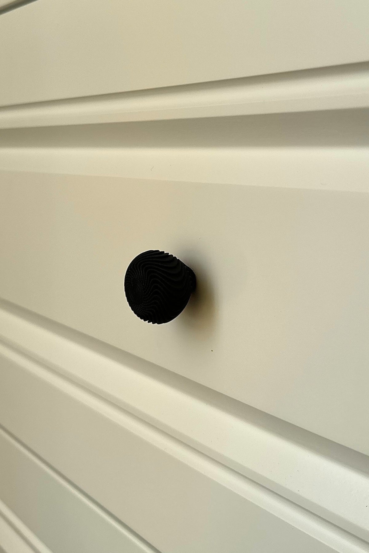 Siyah İnci Şık Dolap Kulpu – Minimalist ve Modern Tasarım Mobilya Kulpu