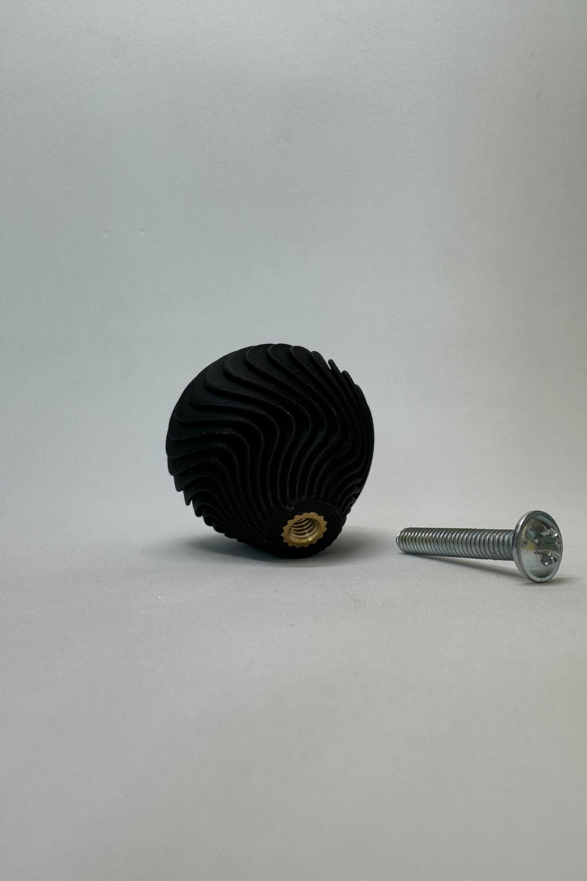 Siyah İnci Şık Dolap Kulpu – Minimalist ve Modern Tasarım Mobilya Kulpu